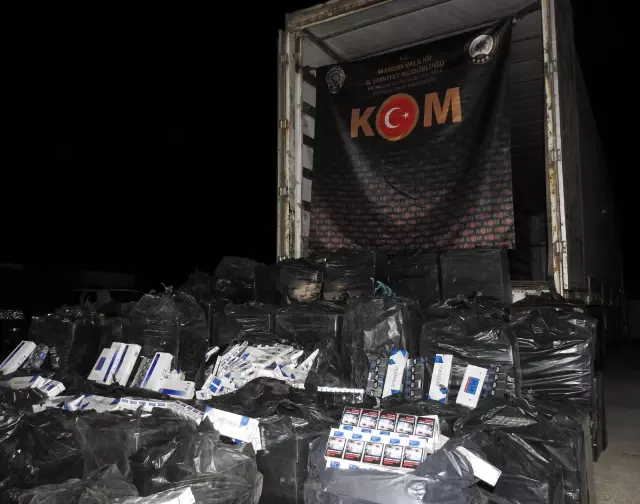 MARDİN'DE, TIR'DA 62 BİN PAKET KAÇAK SİGARA ELE GEÇİRİLDİ MARDİN'DE, TIR'DA 62 BİN PAKET KAÇAK SİGARA ELE GEÇİRİLDİ