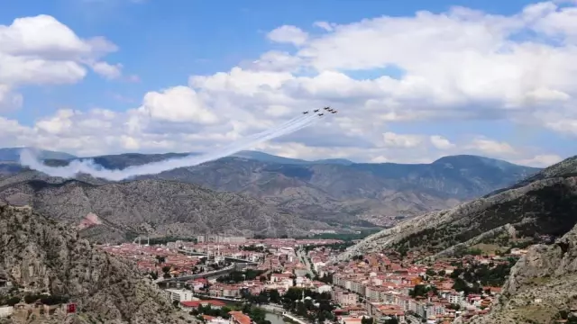 Milli Savunma Bakanlığı, Amasya'daki Türk Yıldızları gösterisinin görüntülerini paylaştı Milli Savunma Bakanlığı, Amasya'daki Türk Yıldızları gösterisinin görüntülerini paylaştı