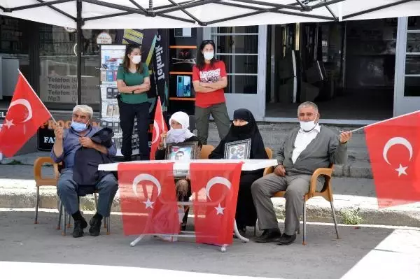MUŞ'TA ANNELERİN EVLAT NÖBETİNDE 9'UNCU HAFTA MUŞ'TA ANNELERİN EVLAT NÖBETİNDE 9'UNCU HAFTA