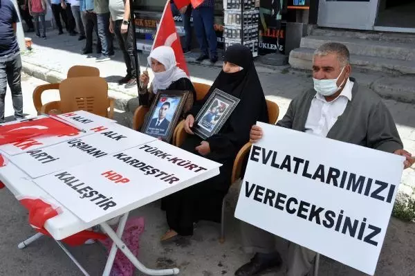 MUŞ'TA ANNELERİN EVLAT NÖBETİNDE 9'UNCU HAFTA