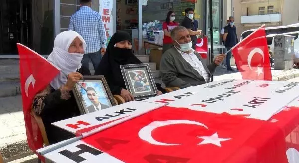 MUŞ'TA ANNELERİN EVLAT NÖBETİNDE 9'UNCU HAFTA