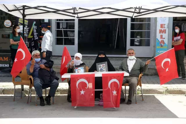 Son dakika haberi! Çocukları dağa kaçırılan aileler HDP binası önünde oturma eylemi yaptı