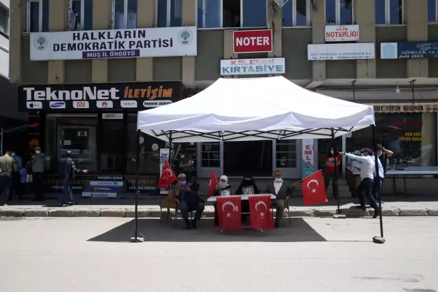 Son dakika haberi! Çocukları dağa kaçırılan aileler HDP binası önünde oturma eylemi yaptı