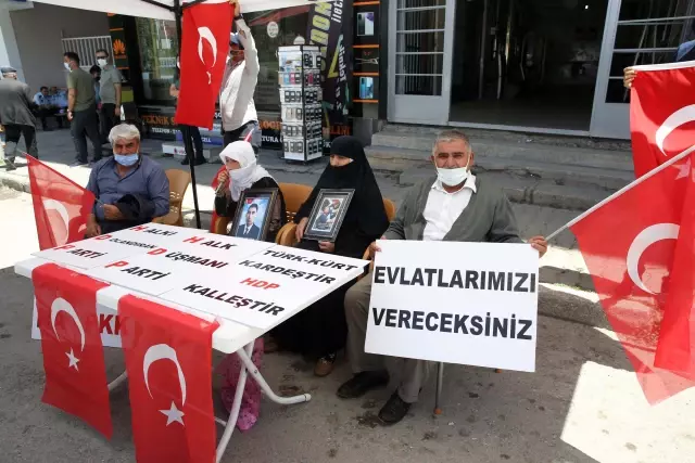 Son dakika haberi! Çocukları dağa kaçırılan aileler HDP binası önünde oturma eylemi yaptı