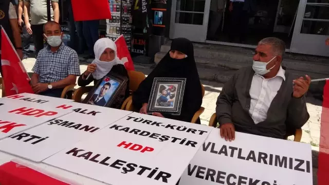 Son dakika haberi! Çocukları dağa kaçırılan aileler HDP binası önünde oturma eylemi yaptı