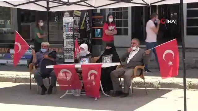 Muşlu annelerin HDP önündeki eylemi sürüyor Muşlu annelerin HDP önündeki eylemi sürüyor