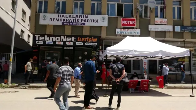 Son dakika haberi! Çocukları dağa kaçırılan aileler HDP binası önünde oturma eylemi yaptı