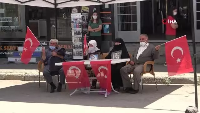 Muşlu annelerin HDP önündeki eylemi sürüyor