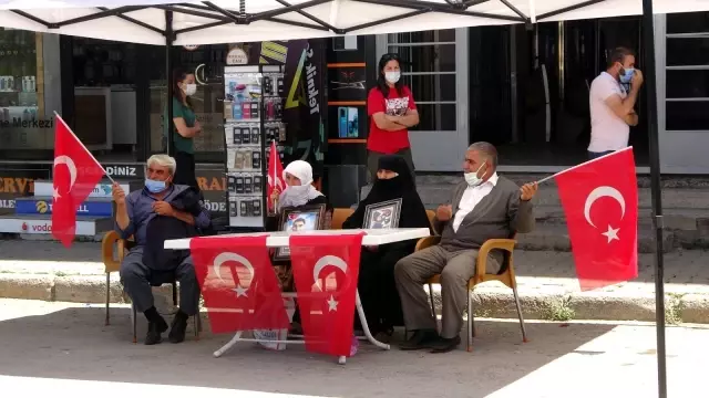 Son dakika haberi! Çocukları dağa kaçırılan aileler HDP binası önünde oturma eylemi yaptı