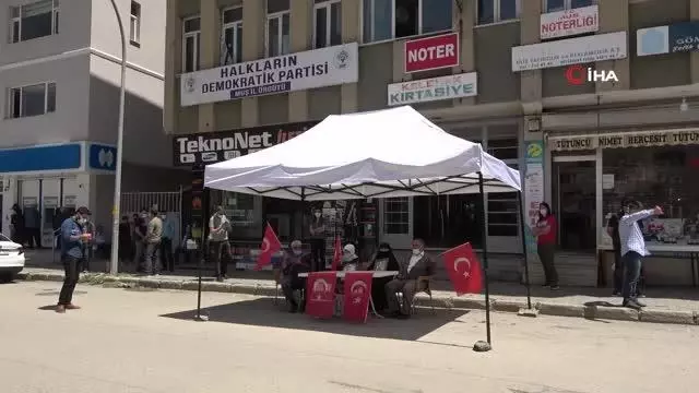 Muşlu annelerin HDP önündeki eylemi sürüyor