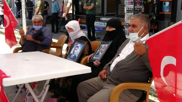 Son dakika haberi! Çocukları dağa kaçırılan aileler HDP binası önünde oturma eylemi yaptı