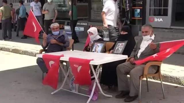 Muşlu annelerin HDP önündeki eylemi sürüyor