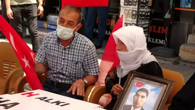 Son dakika haberi! Çocukları dağa kaçırılan aileler HDP binası önünde oturma eylemi yaptı