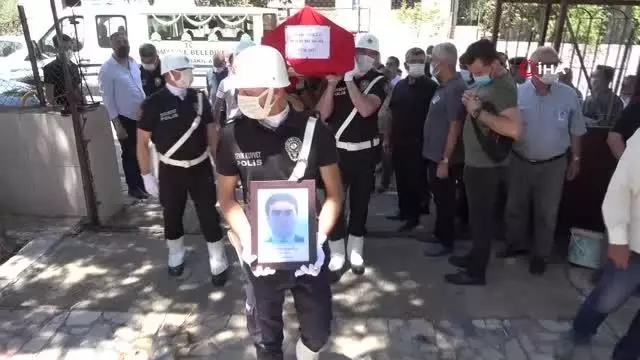 Son dakika haberi! Polis babasının tabutuna 'babam' diyerek koşup feryat etti Son dakika haberi! Polis babasının tabutuna 'babam' diyerek koşup feryat etti