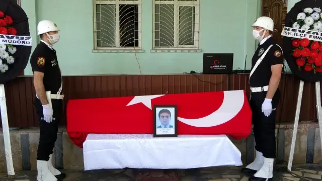 Son dakika: Polis babasının tabutuna 'babam' diyerek koşup feryat etti