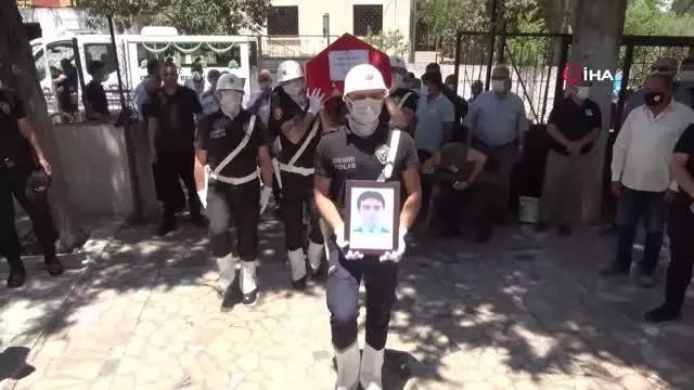 Son dakika haberi! Polis babasının tabutuna 'babam' diyerek koşup feryat etti