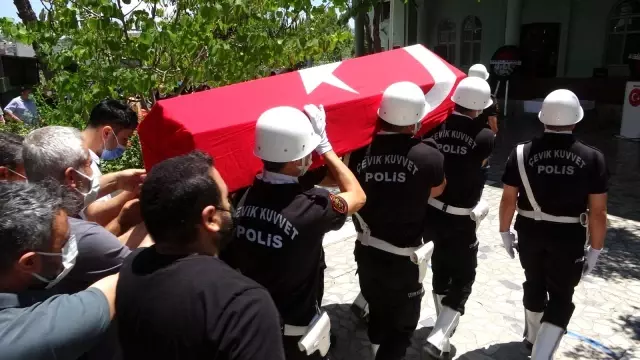 Son dakika: Polis babasının tabutuna 'babam' diyerek koşup feryat etti