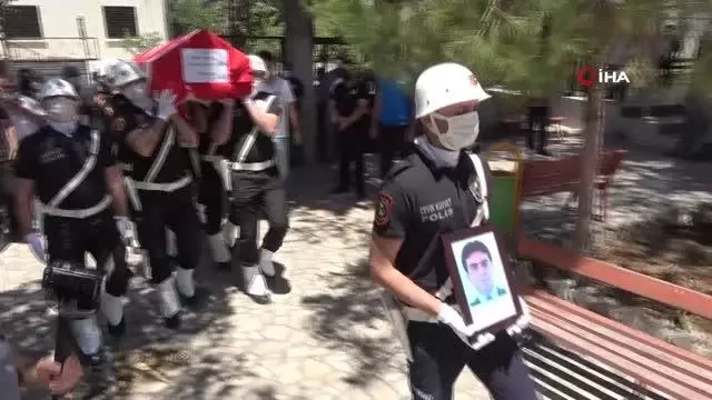 Son dakika haberi! Polis babasının tabutuna 'babam' diyerek koşup feryat etti
