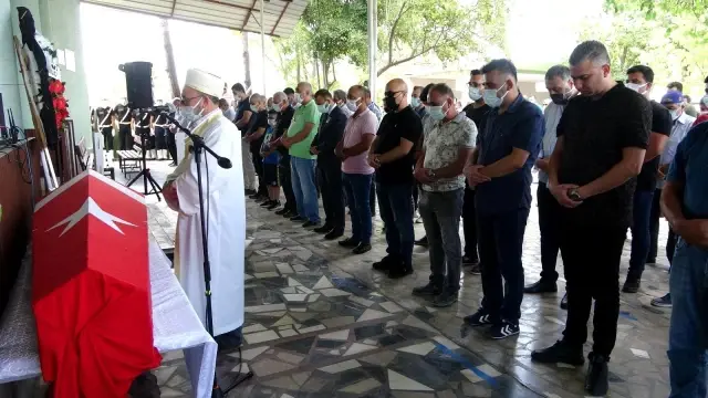 Son dakika: Polis babasının tabutuna 'babam' diyerek koşup feryat etti