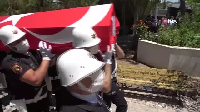 Son dakika haberi! Polis babasının tabutuna 'babam' diyerek koşup feryat etti