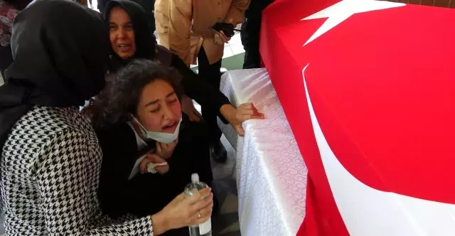 Son dakika: Polis babasının tabutuna 'babam' diyerek koşup feryat etti