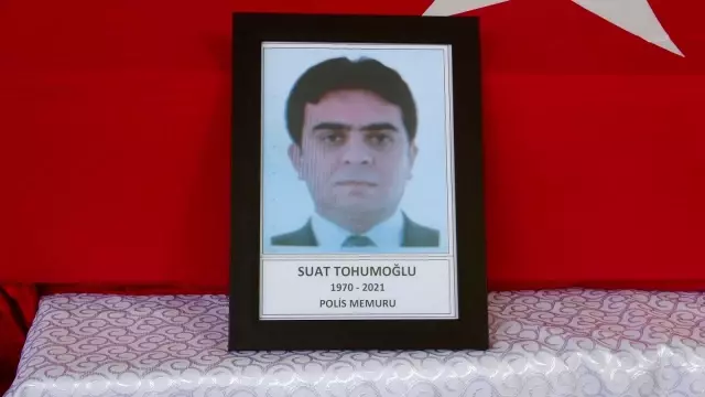 Son dakika: Polis babasının tabutuna 'babam' diyerek koşup feryat etti