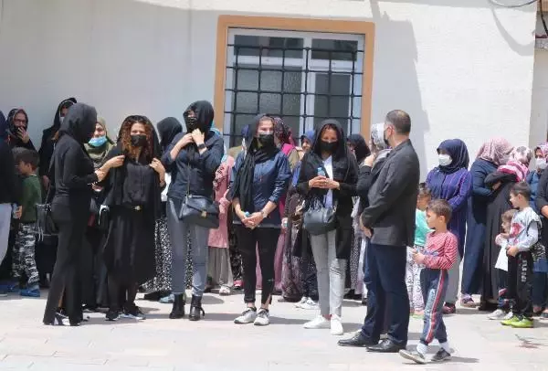 Şarkıcı Rafet El Roman'ın vefat eden babasının cenazesi toprağa verildi Şarkıcı Rafet El Roman'ın vefat eden babasının cenazesi toprağa verildi