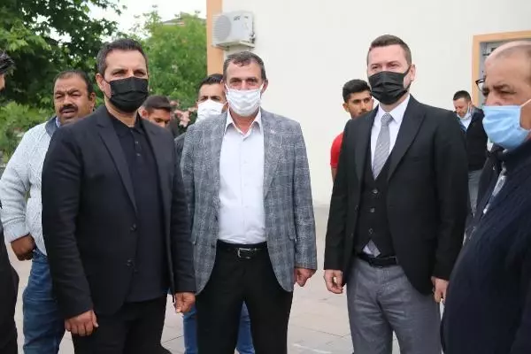 Şarkıcı Rafet El Roman'ın vefat eden babasının cenazesi toprağa verildi Şarkıcı Rafet El Roman'ın vefat eden babasının cenazesi toprağa verildi