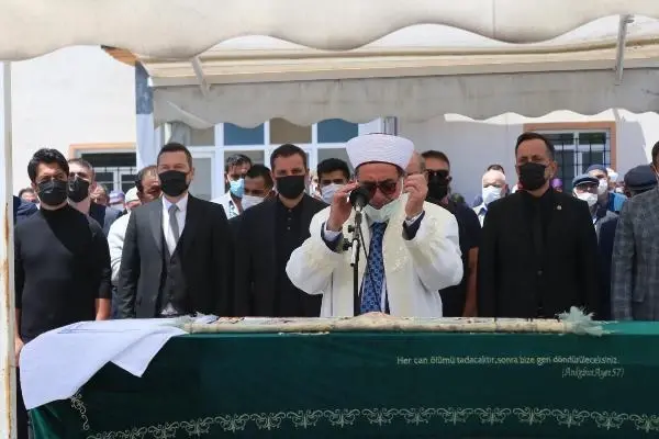 Şarkıcı Rafet El Roman'ın vefat eden babasının cenazesi toprağa verildi Şarkıcı Rafet El Roman'ın vefat eden babasının cenazesi toprağa verildi
