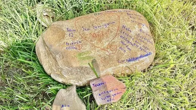 Taş üzerine 'Tecavüz ediliyorum' yazan çocuğa Aile Bakanlığı'ndan destek Taş üzerine 'Tecavüz ediliyorum' yazan çocuğa Aile Bakanlığı'ndan destek