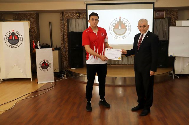 Şampiyon güreşçilere DTSO'dan ödül