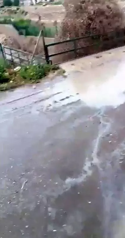 Sel baskınındaki azgın sular böyle görüntülendi Sel baskınındaki azgın sular böyle görüntülendi