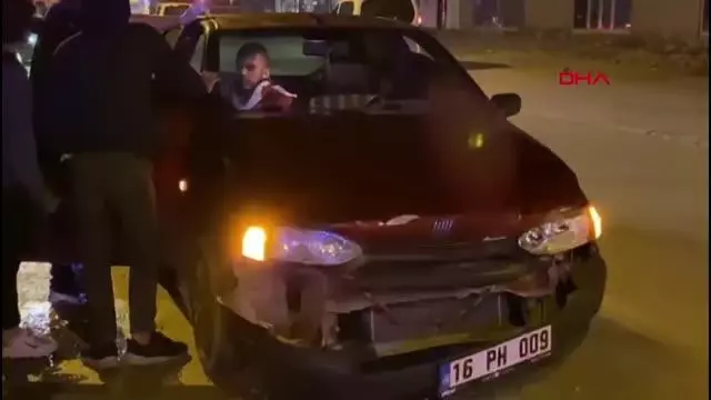 Seyir halindeki otomobil, önündeki otomobile çarptı, 3 yaralı Seyir halindeki otomobil, önündeki otomobile çarptı, 3 yaralı
