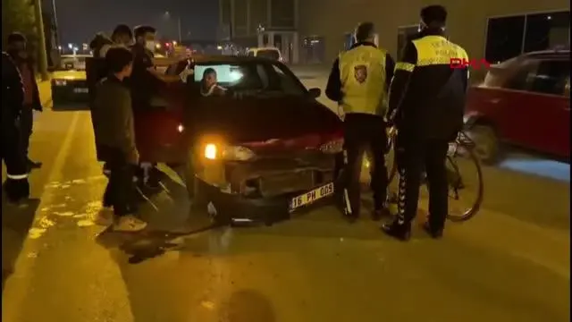 Seyir halindeki otomobil, önündeki otomobile çarptı, 3 yaralı