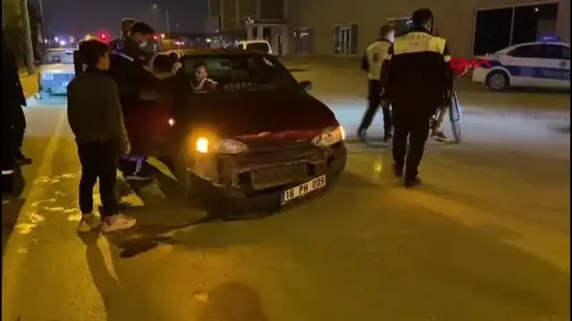 Seyir halindeki otomobil, önündeki otomobile çarptı, 3 yaralı