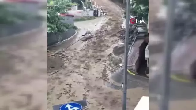 Son dakika haberi! Şişli'de yağış sonrası sokakta seli aratmayan görüntü oluştu