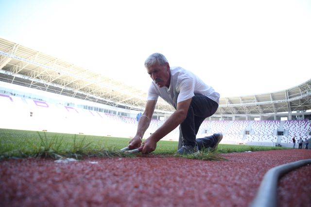 Stat çimlerine 35 yıldır gözü gibi bakıyor