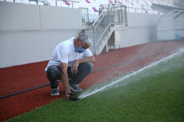 Stat çimlerine 35 yıldır gözü gibi bakıyor