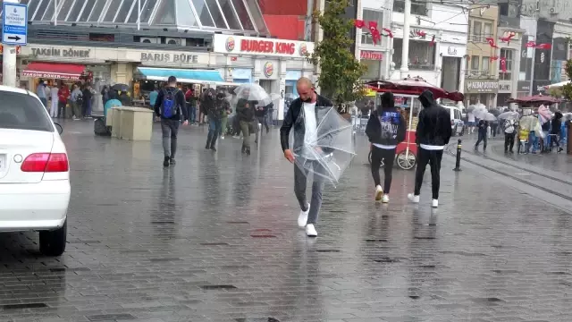 Taksim'de etkili olan sağanak yağmur ve rüzgar vatandaşlara zor anlar yaşattı