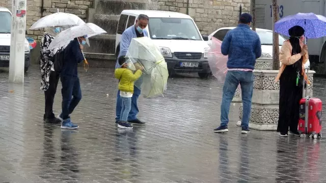 Taksim'de etkili olan sağanak yağmur ve rüzgar vatandaşlara zor anlar yaşattı