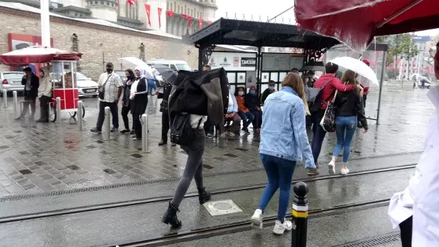 Taksim'de etkili olan sağanak yağmur ve rüzgar vatandaşlara zor anlar yaşattı