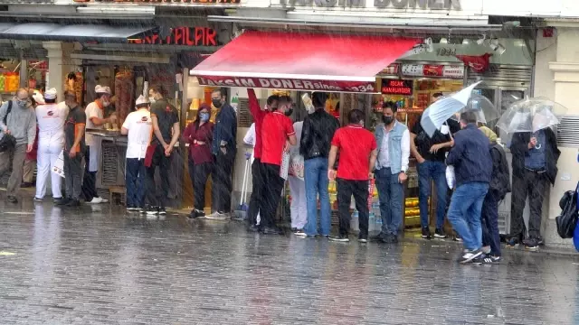 Taksim'de etkili olan sağanak yağmur ve rüzgar vatandaşlara zor anlar yaşattı