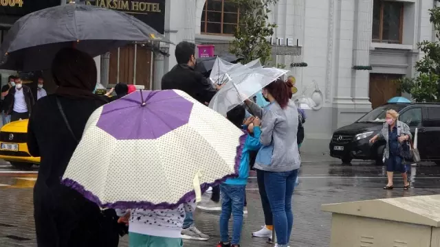 Taksim'de etkili olan sağanak yağmur ve rüzgar vatandaşlara zor anlar yaşattı