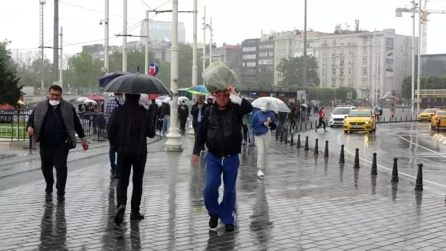 Taksim'de etkili olan sağanak yağmur ve rüzgar vatandaşlara zor anlar yaşattı Taksim'de etkili olan sağanak yağmur ve rüzgar vatandaşlara zor anlar yaşattı