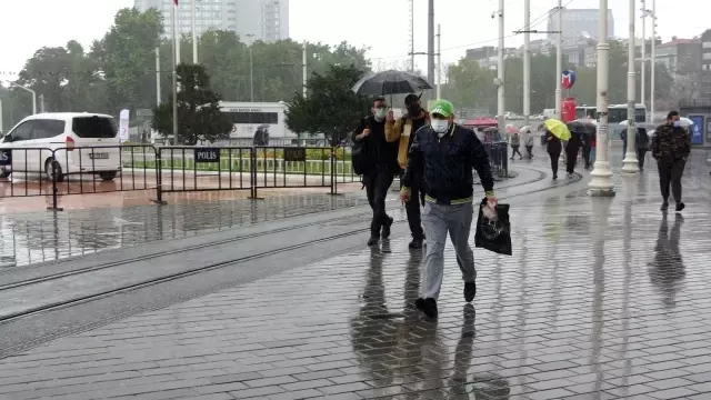 Taksim'de etkili olan sağanak yağmur ve rüzgar vatandaşlara zor anlar yaşattı