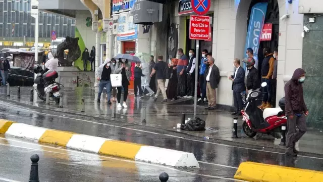 Taksim'de etkili olan sağanak yağmur ve rüzgar vatandaşlara zor anlar yaşattı