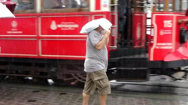 Taksim'de etkili olan sağanak yağmur ve rüzgar vatandaşlara zor anlar yaşattı