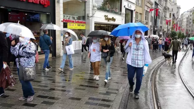 Taksim'de etkili olan sağanak yağmur ve rüzgar vatandaşlara zor anlar yaşattı