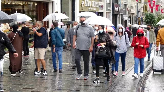 Taksim'de etkili olan sağanak yağmur ve rüzgar vatandaşlara zor anlar yaşattı