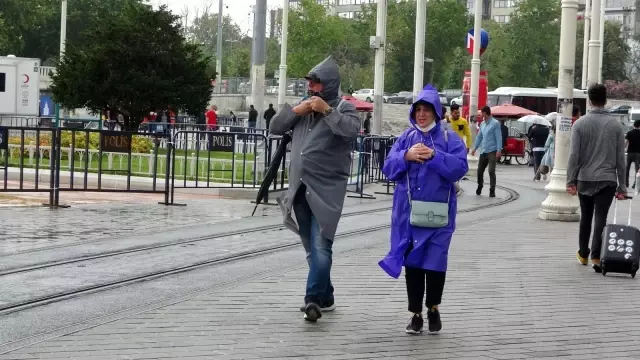 Taksim'de etkili olan sağanak yağmur ve rüzgar vatandaşlara zor anlar yaşattı